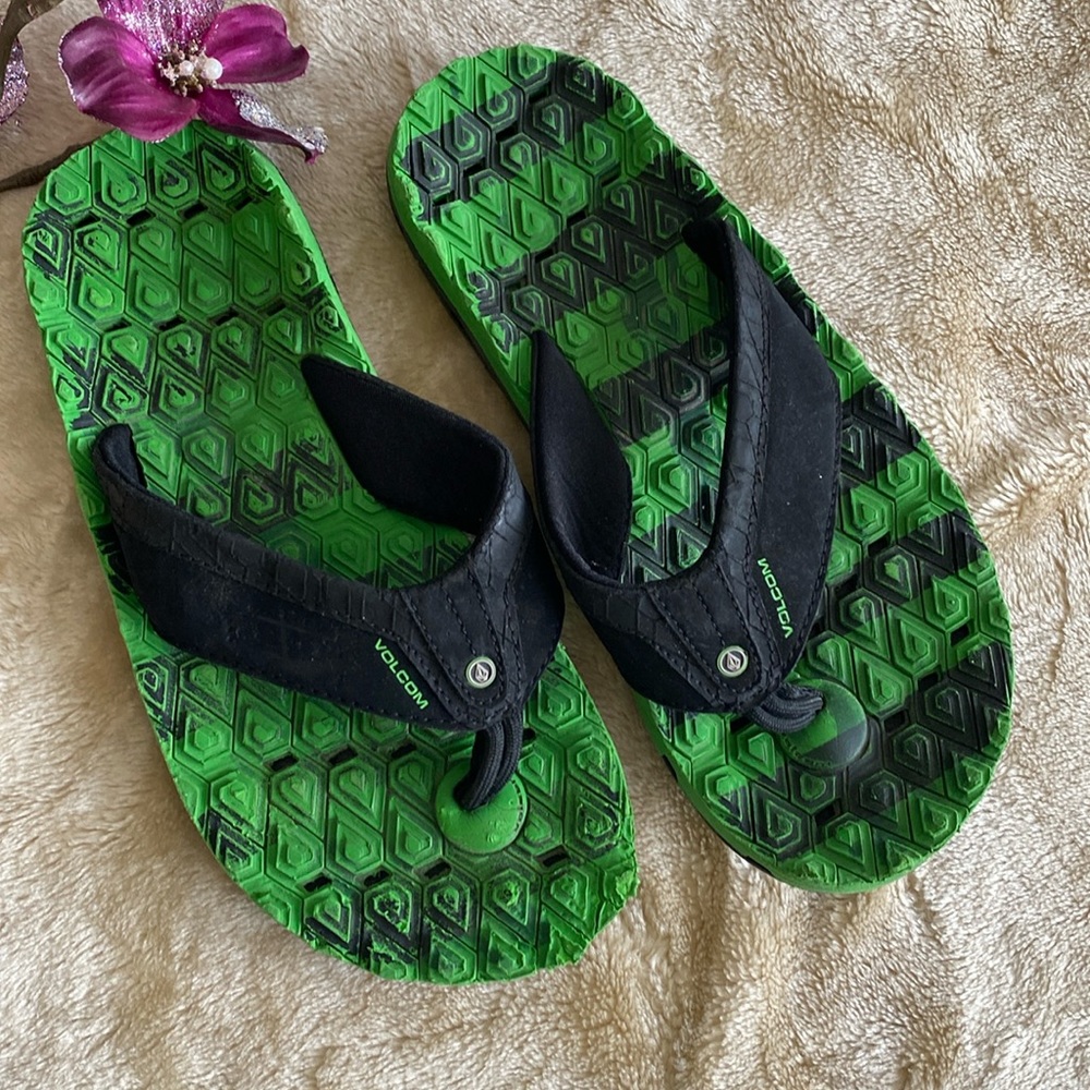 VOLCOM flip flops